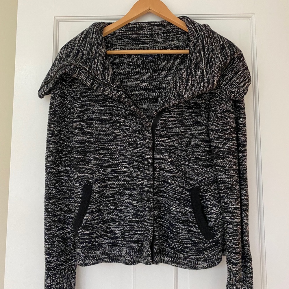 BLACK AND WHITE KNIT AMERICAN EAGLE! GENTLY WORN!!